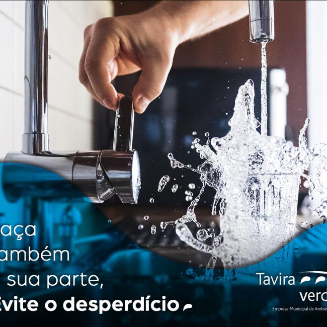 Mão que liga uma torneira com água a correr para um copo