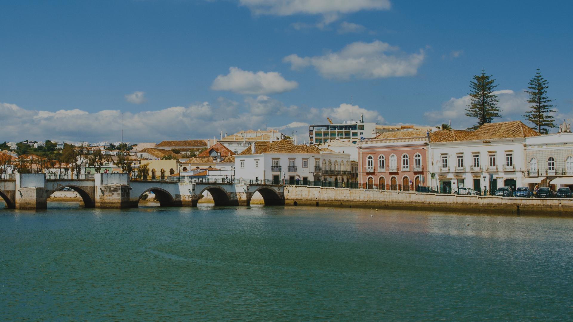 Imagem lateral da ponte sobre o rio em Tavira